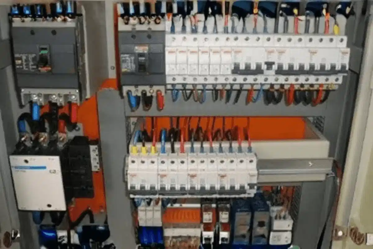 fotografia de un tablero eléctrico armado por un electricista
